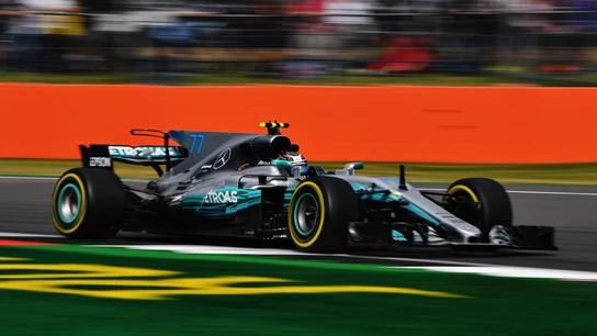 Valtteri Bottas conduce su Mercedes por el trazado de Silverstone Valtteri Bottas conduce su Mercedes por el trazado de Silverstone