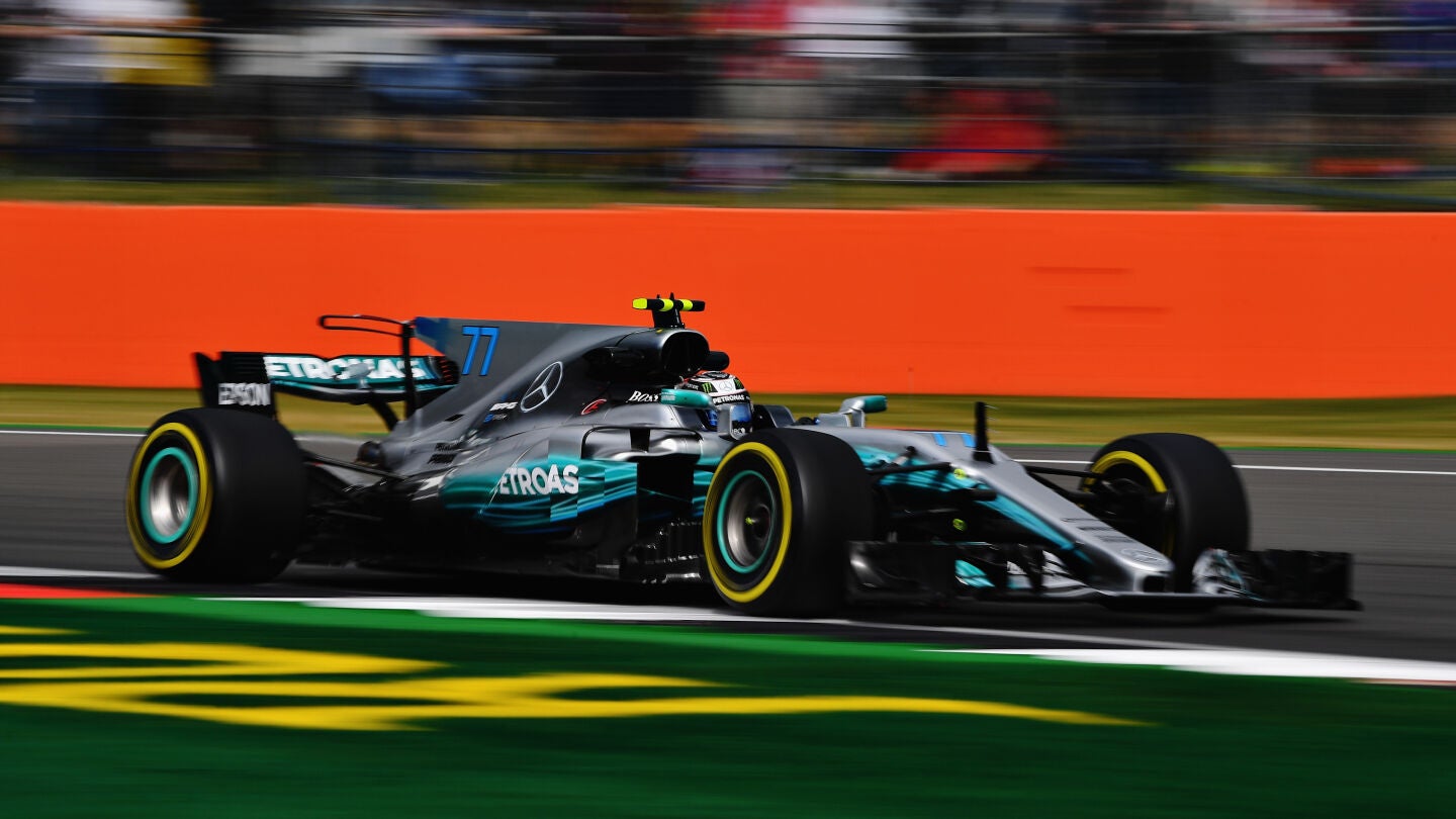 Valtteri Bottas conduce su Mercedes por el trazado de Silverstone