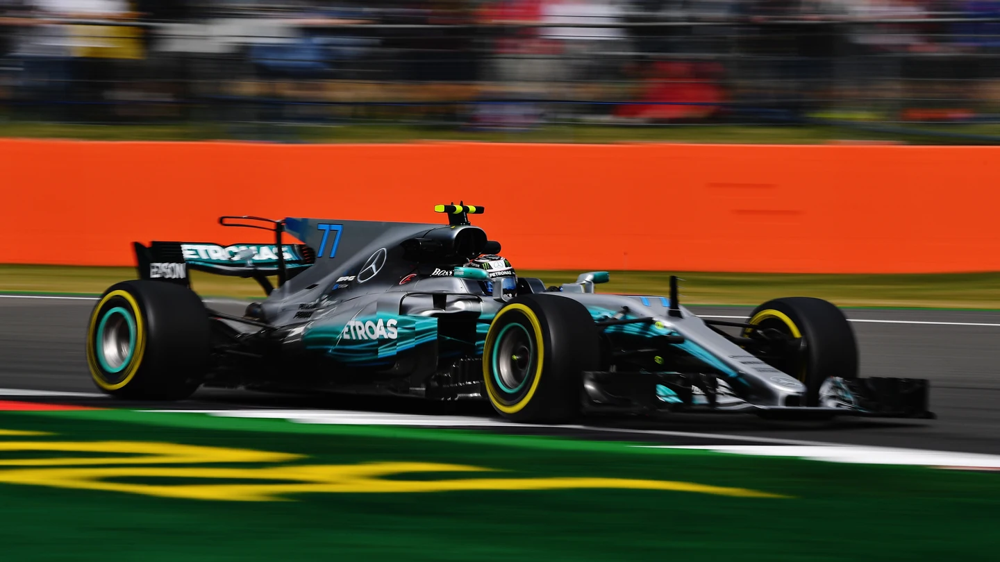 Valtteri Bottas conduce su Mercedes por el trazado de Silverstone Valtteri Bottas conduce su Mercedes por el trazado de Silverstone