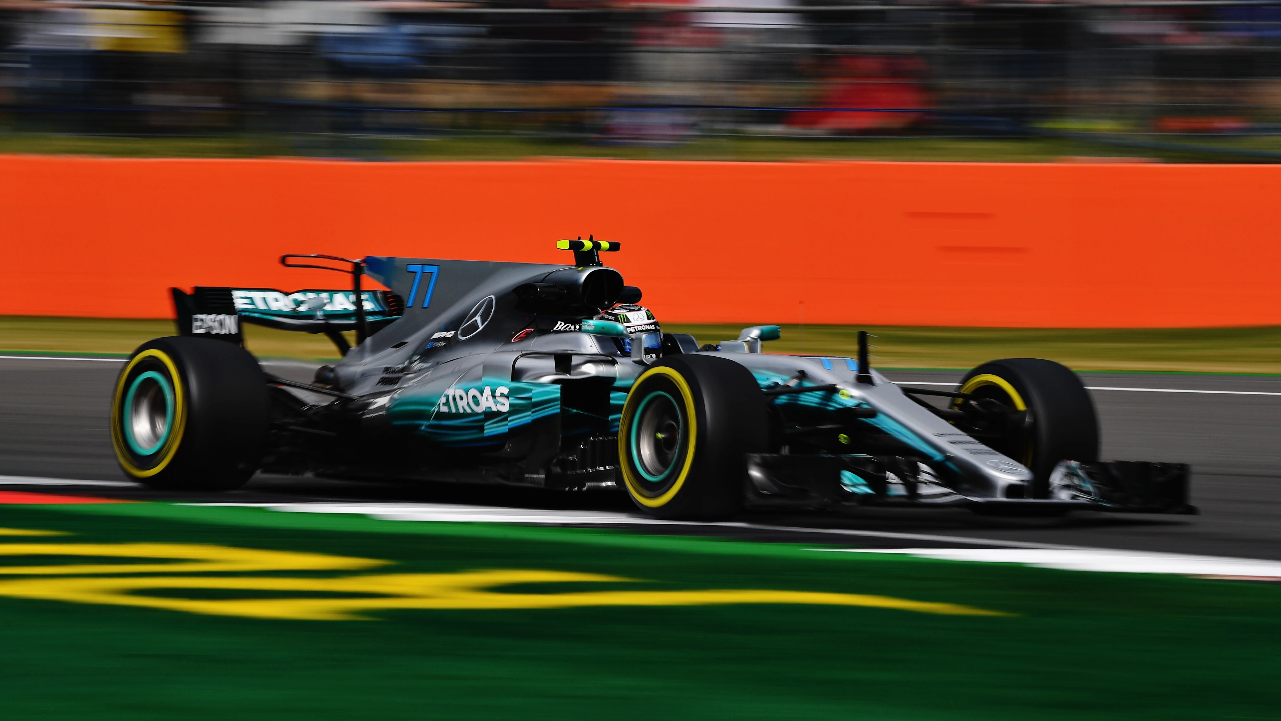 Valtteri Bottas conduce su Mercedes por el trazado de Silverstone Valtteri Bottas conduce su Mercedes por el trazado de Silverstone