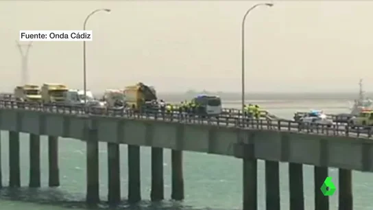 Los agentes rescatando al conductor en el Puente Carranza de Cádiz Los agentes rescatando al conductor en el Puente Carranza de Cádiz