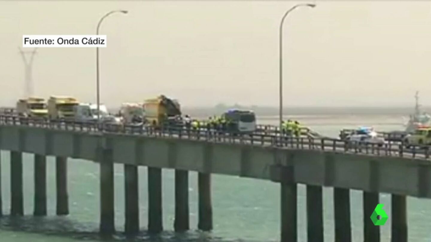 Los agentes rescatando al conductor en el Puente Carranza de C&aacute;diz