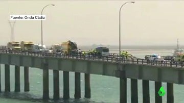 Los agentes rescatando al conductor en el Puente Carranza de Cádiz