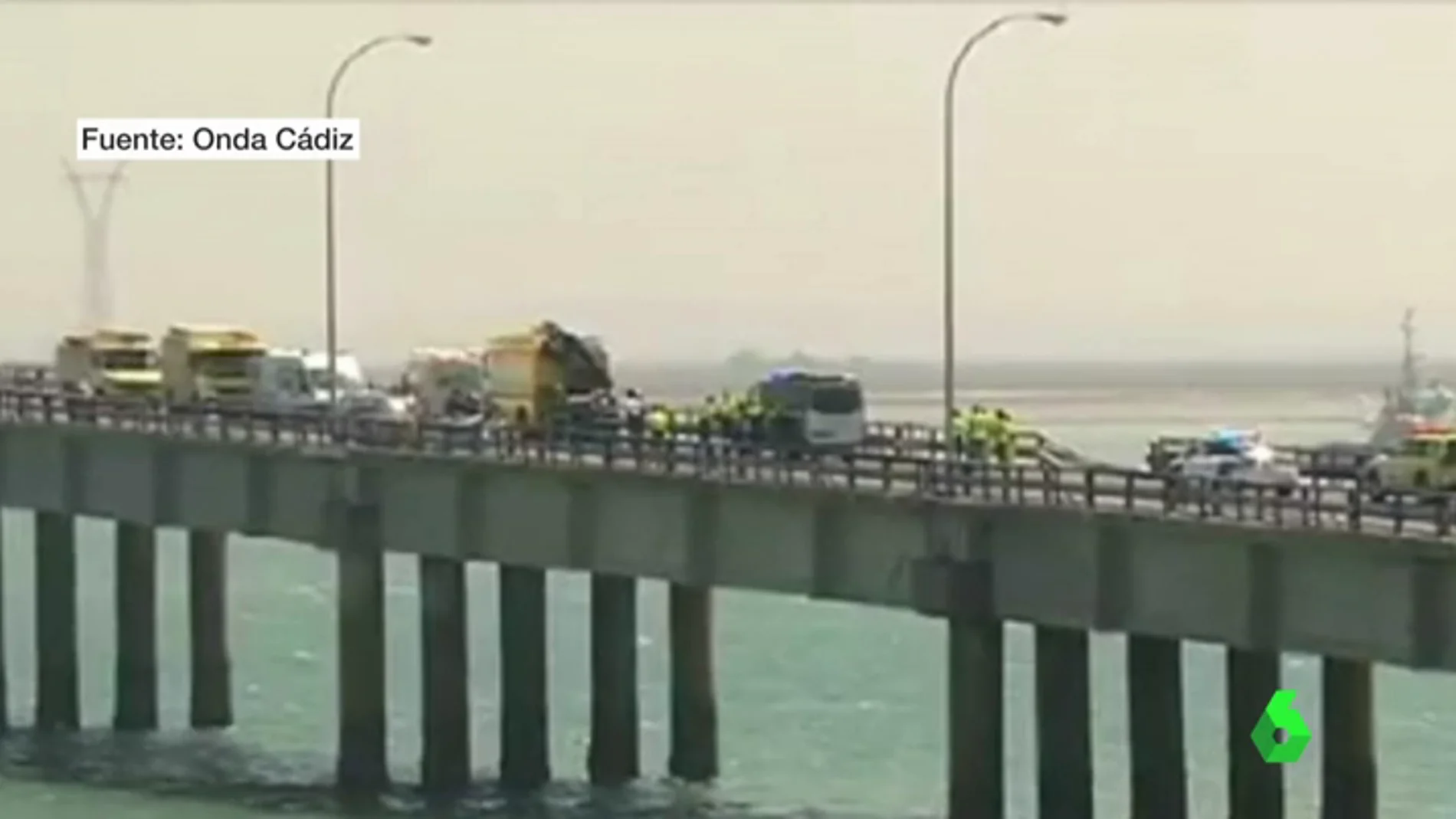Los agentes rescatando al conductor en el Puente Carranza de Cádiz