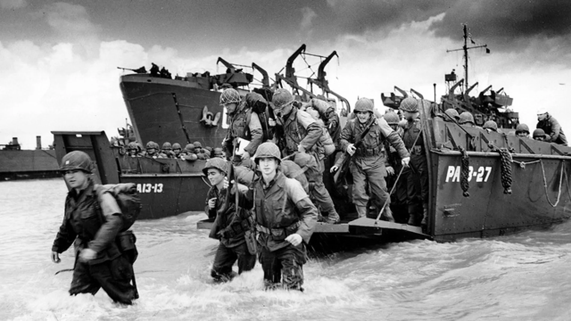 Soldados aliados desembarcando en la playa de Normandía