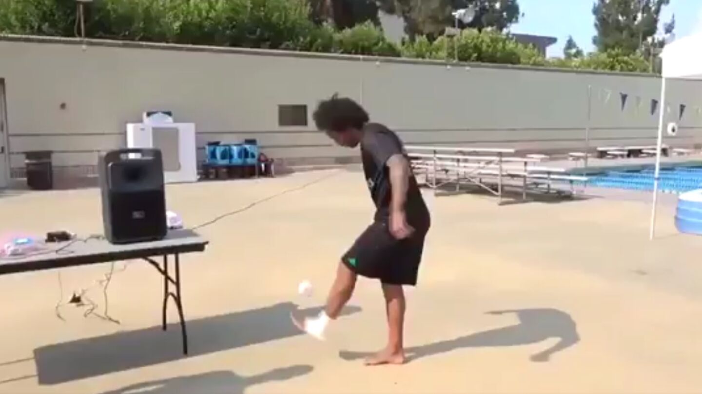Marcelo da toques a unos calcetines en la pretemporada en Los &Aacute;ngeles