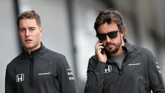 Fernando Alonso habla por teléfono junto a Stoffel Vandoorne Fernando Alonso habla por teléfono junto a Stoffel Vandoorne