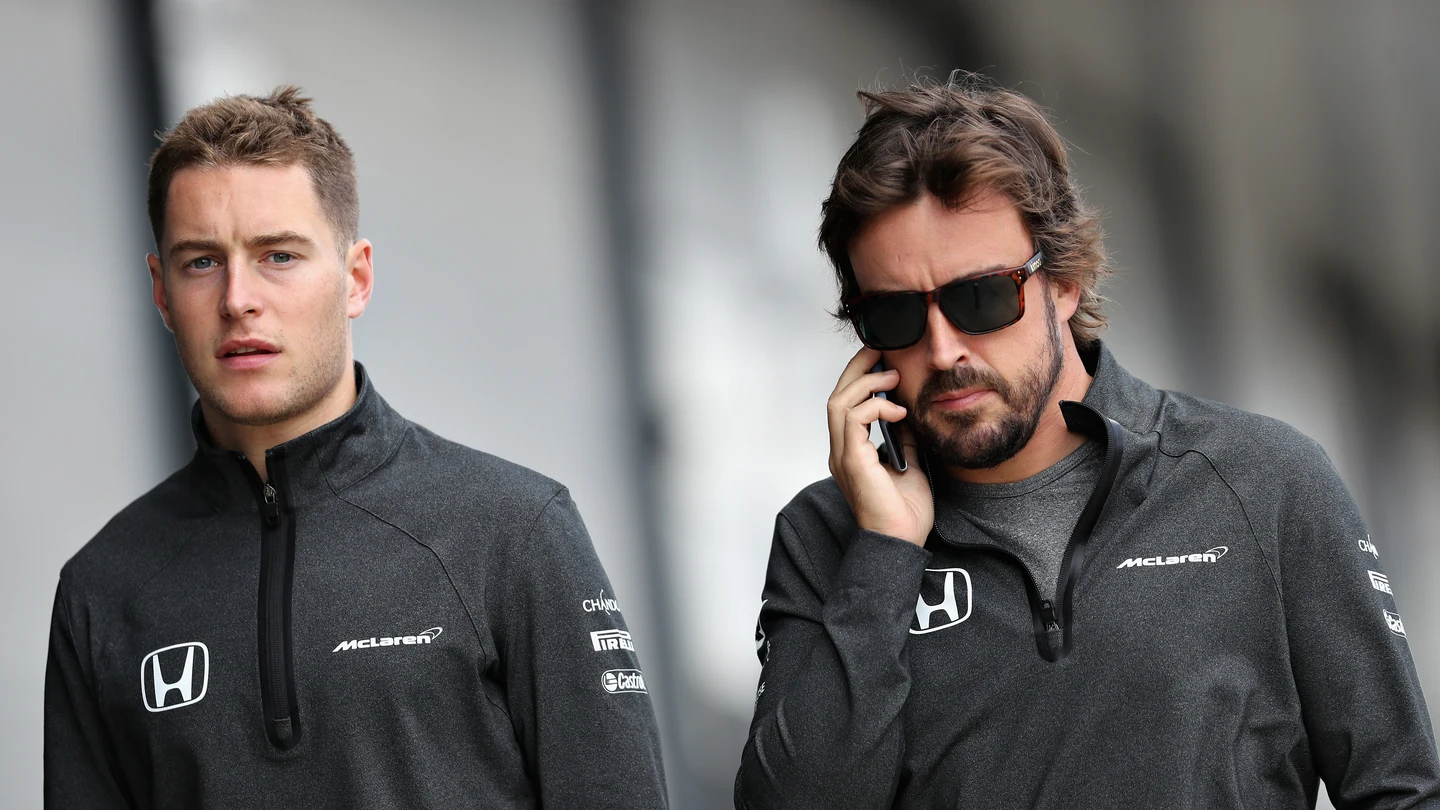 Fernando Alonso habla por teléfono junto a Stoffel Vandoorne Fernando Alonso habla por teléfono junto a Stoffel Vandoorne