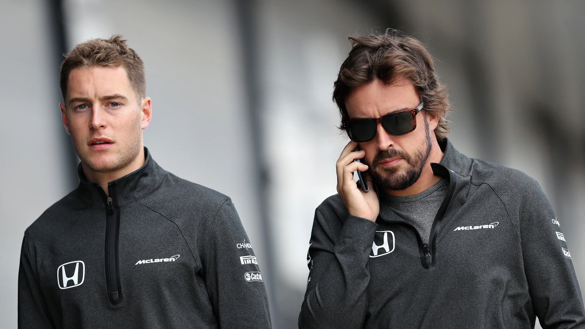 Fernando Alonso habla por teléfono junto a Stoffel Vandoorne