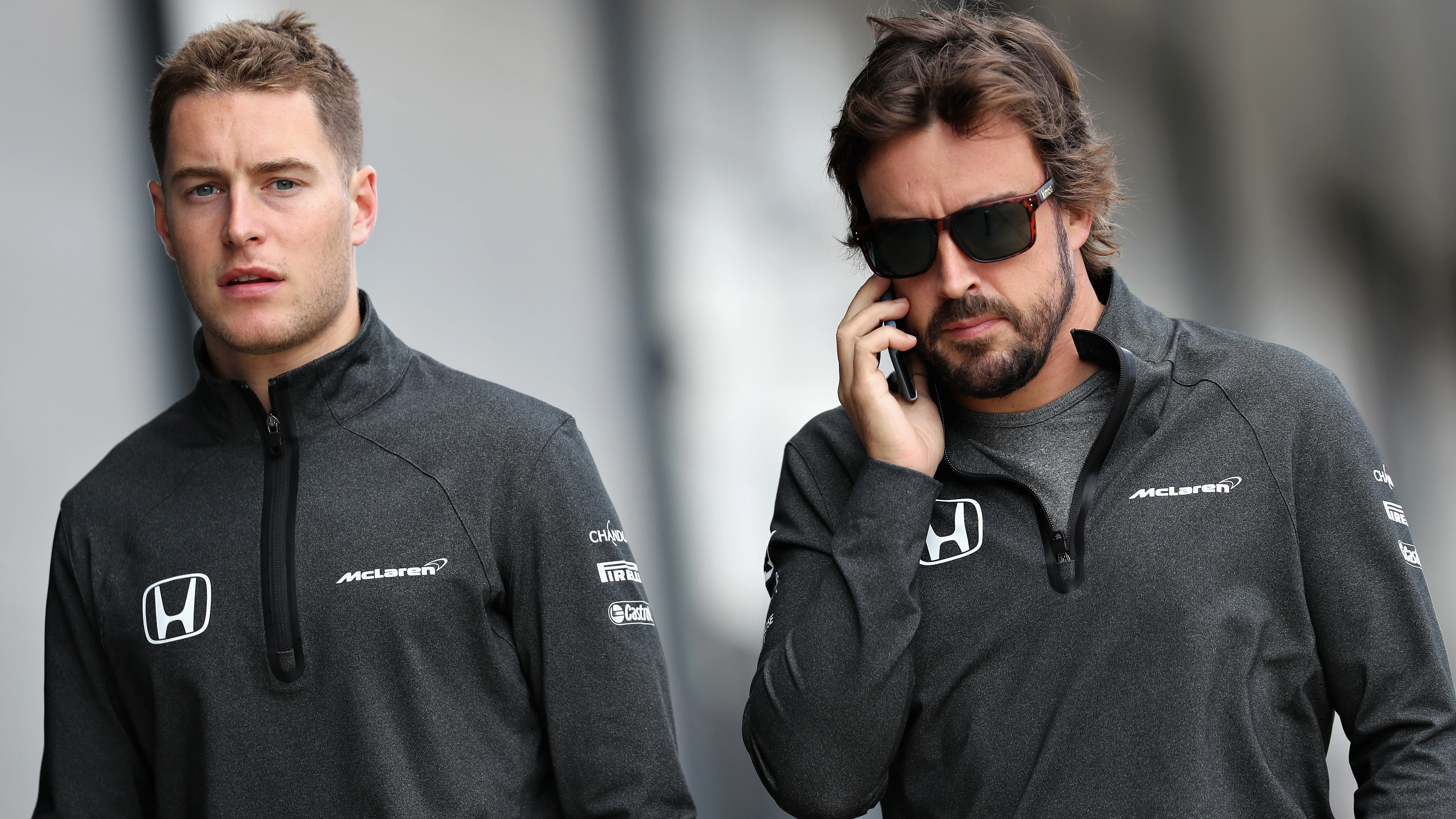 Fernando Alonso habla por teléfono junto a Stoffel Vandoorne