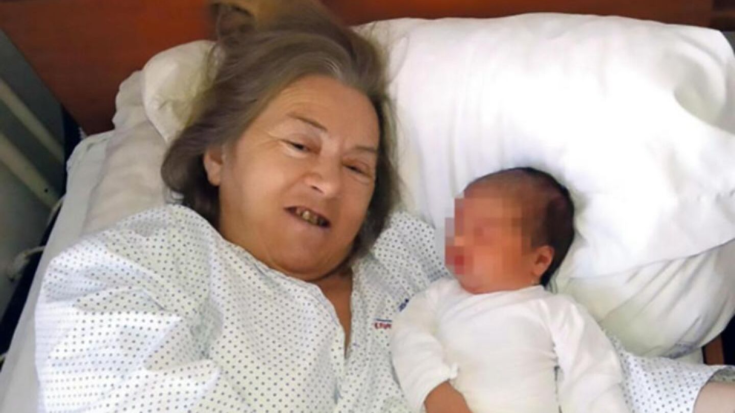 La mujer de Serbia de 60 a&ntilde;os con su hija tras dar a luz