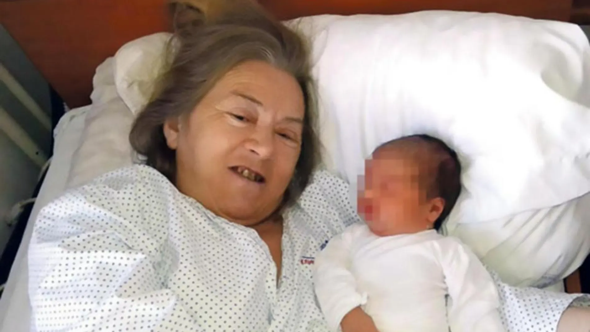 La mujer de Serbia de 60 años con su hija tras dar a luz