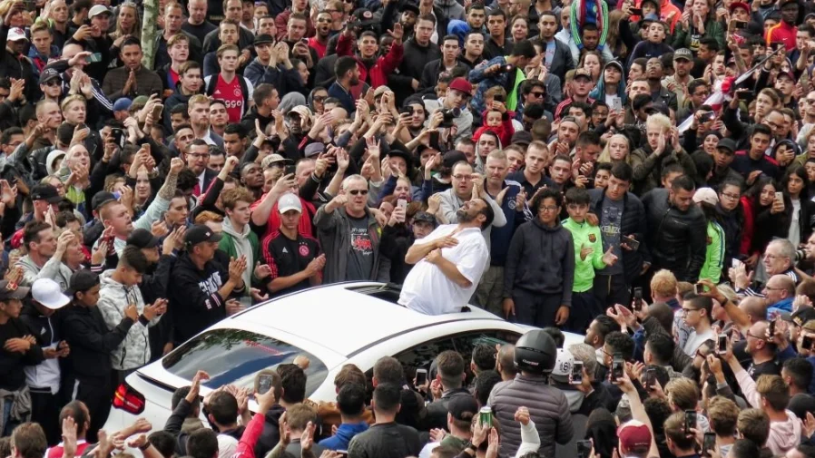 Multitud apoyando a Nouri