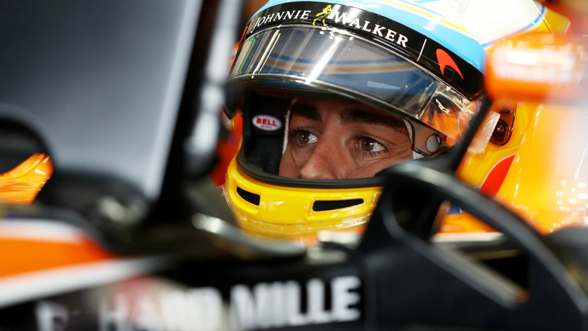 Fernando Alonso, en el cockpit del MCL32