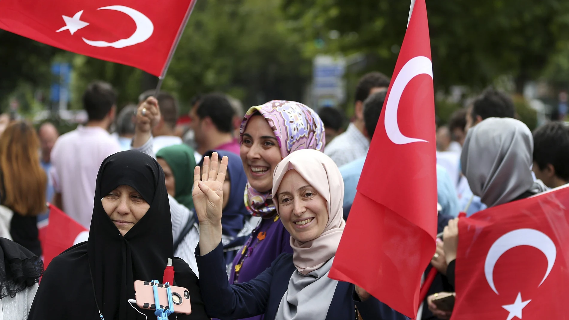 Mujeres turcas ondeaban banderas de su país en la víspera del primer aniversario