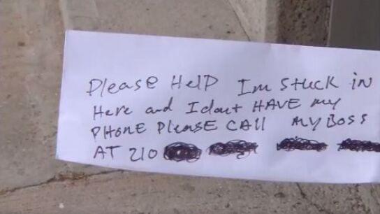 Nota de auxilio que escribi&oacute; un hombre desde el interior de un cajero