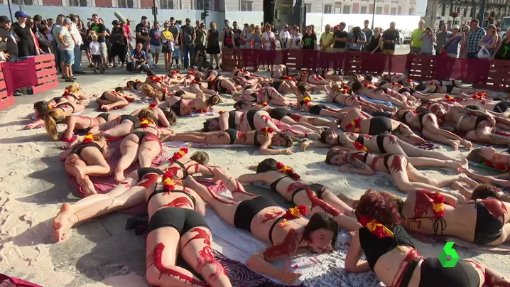 Antitaurinos en una manifestación frente a la Puerta del Sol de Madrid