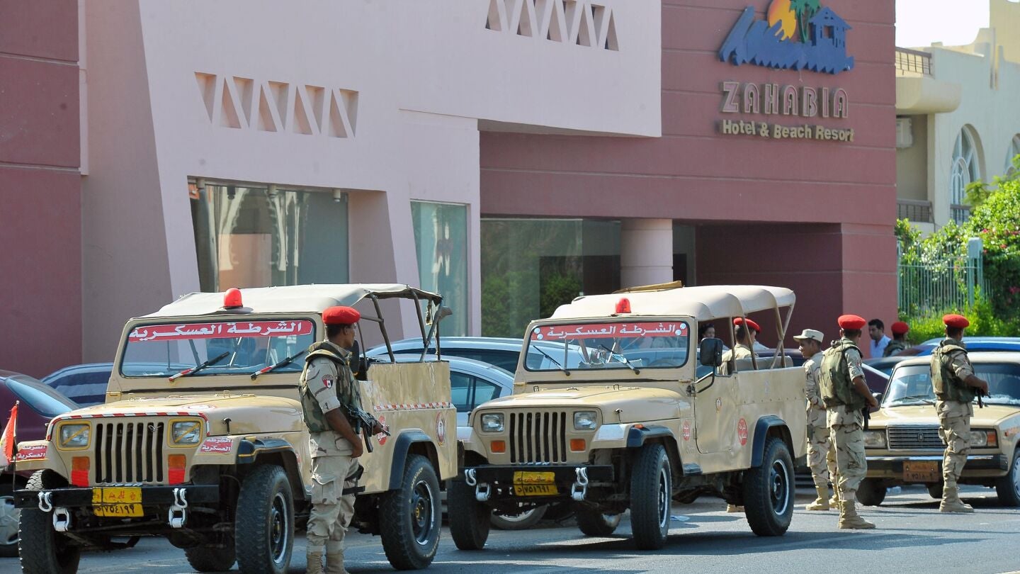 Miembros del ej&eacute;rcito egipcio montan guardia frente al hotel donde se ha producido el ataque en Hurgada