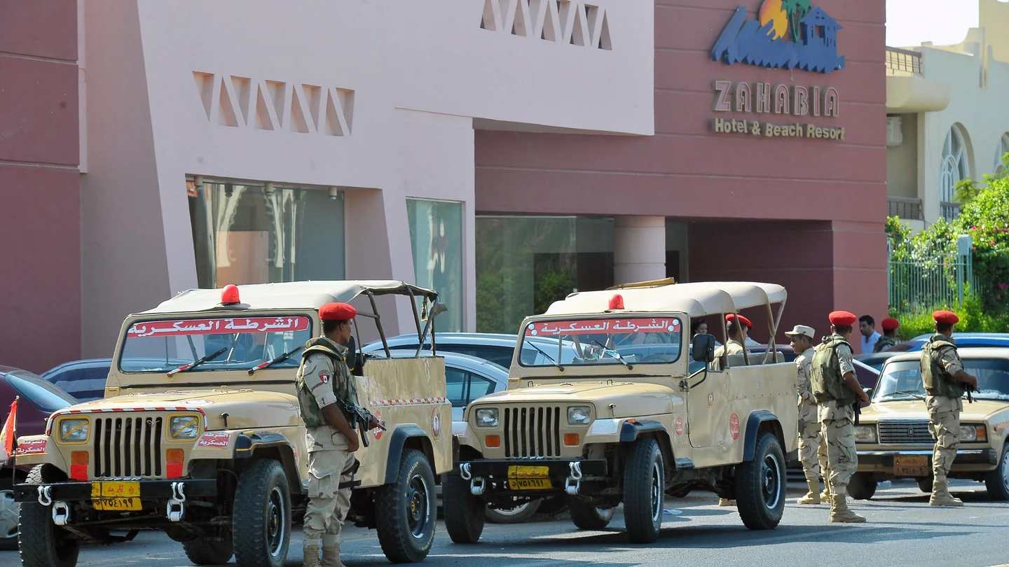 Miembros del ejército egipcio montan guardia frente al hotel donde se ha producido el ataque en Hurgada Miembros del ejército egipcio montan guardia frente al hotel donde se ha producido el ataque en Hurgada