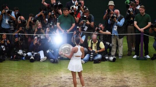 Garbi&ntilde;e Muguruza, fotografiada tras ganar Wimbledon