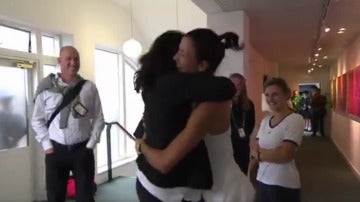 Muguruza abraza a Conchita Martínez tras ganar Wimbledon