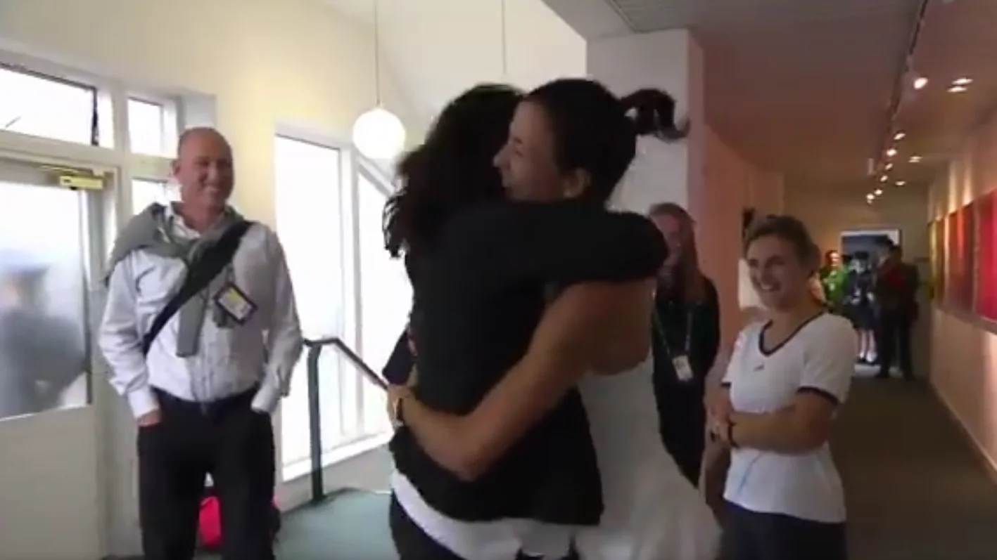 Muguruza abraza a Conchita Martínez tras ganar Wimbledon