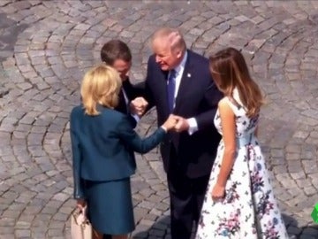 Desfile militar al ritmo de 'Get Lucky' y apretón de manos de 28 segundos, así ha intentado Macron convertirse en el 'amigo europeo' de Trump Desfile militar al ritmo de 'Get Lucky' y apretón de manos de 28 segundos, así ha intentado Macron convertirse en el 'amigo europeo' de Trump