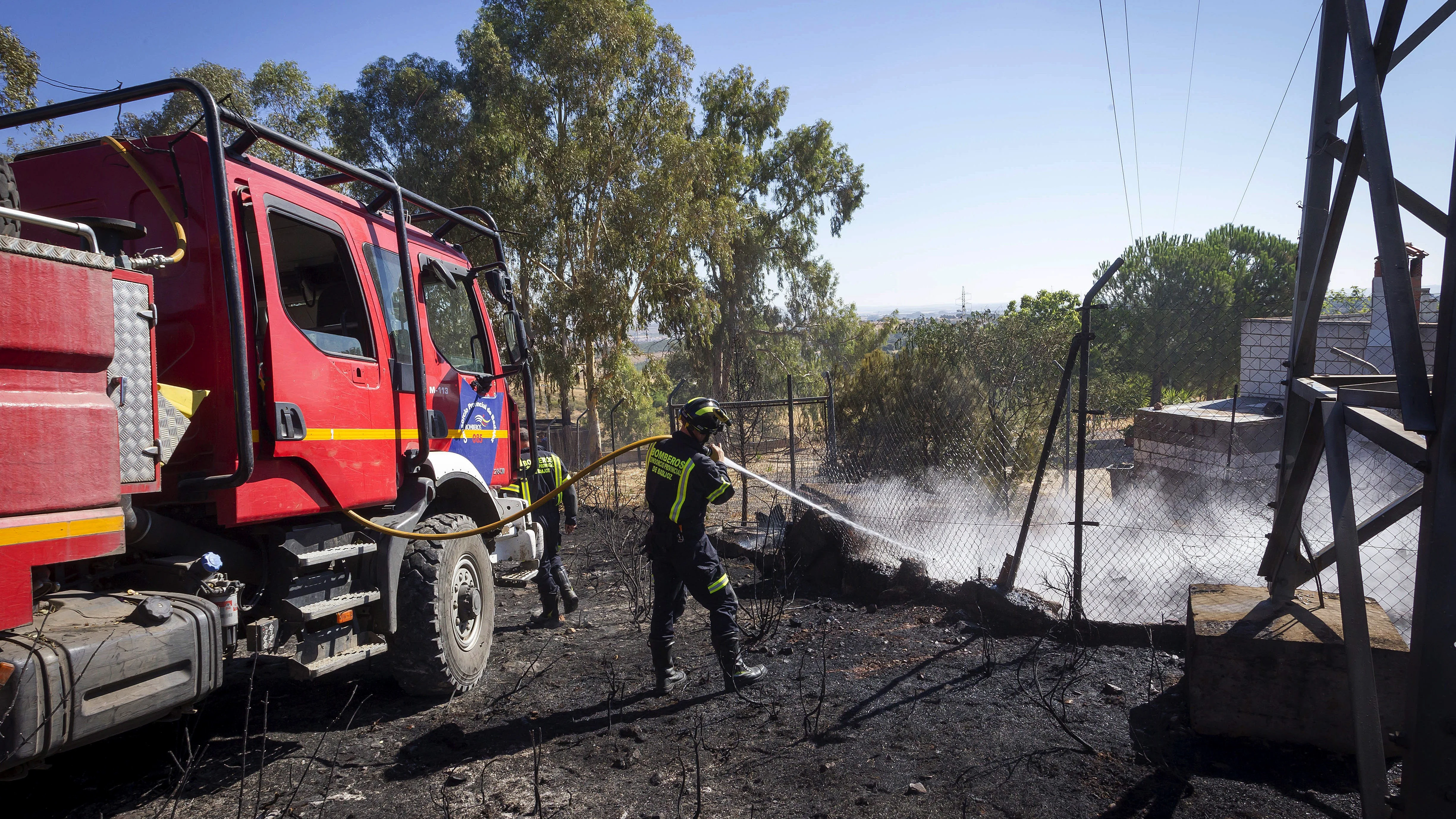 Efectivos del cuerpo de Bomberos trabajan en las labores de extinción 