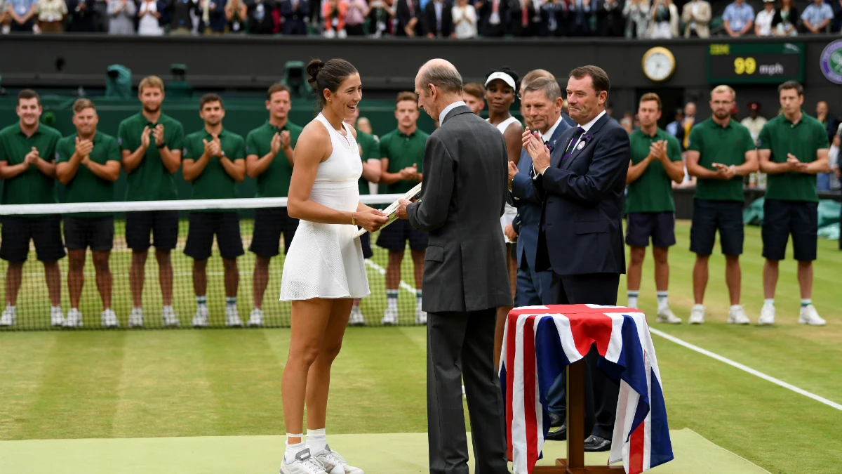 Muguruza recoge el trofeo de campeona de Wimbledon