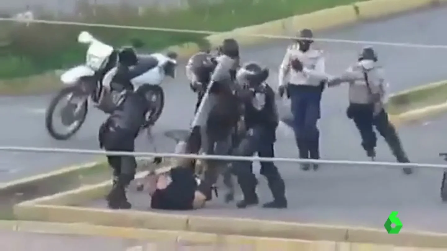 Los agentes agrediendo al joven en Venezuela Los agentes agrediendo al joven en Venezuela