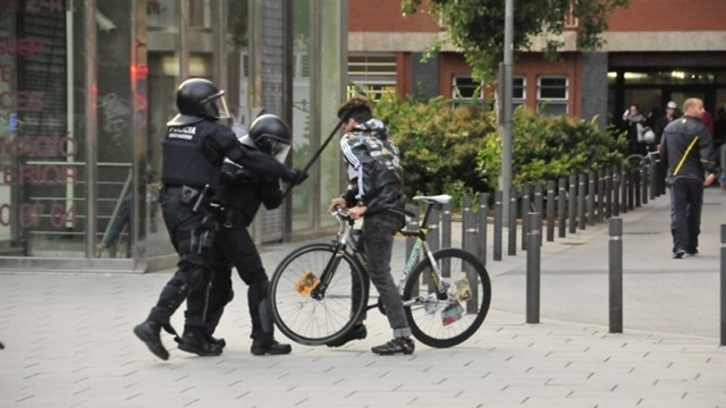 Los mossos golpeando a un joven