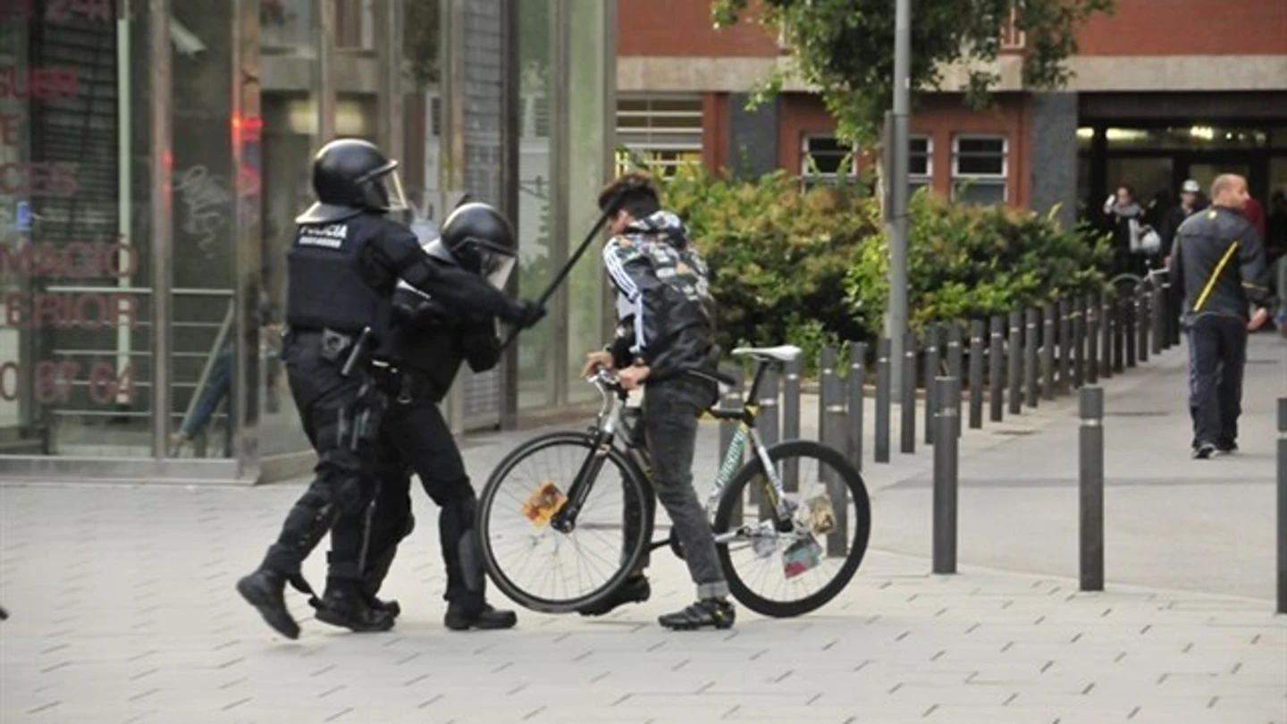 Los mossos golpeando a un joven Los mossos golpeando a un joven