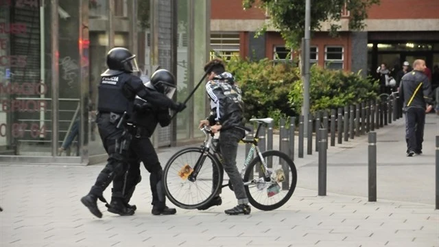 Los mossos golpeando a un joven