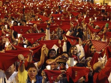 Miles de personas han entonado en diferentes puntos de Pamplona el tradicional "Pobre de mí" Miles de personas han entonado en diferentes puntos de Pamplona el tradicional "Pobre de mí"