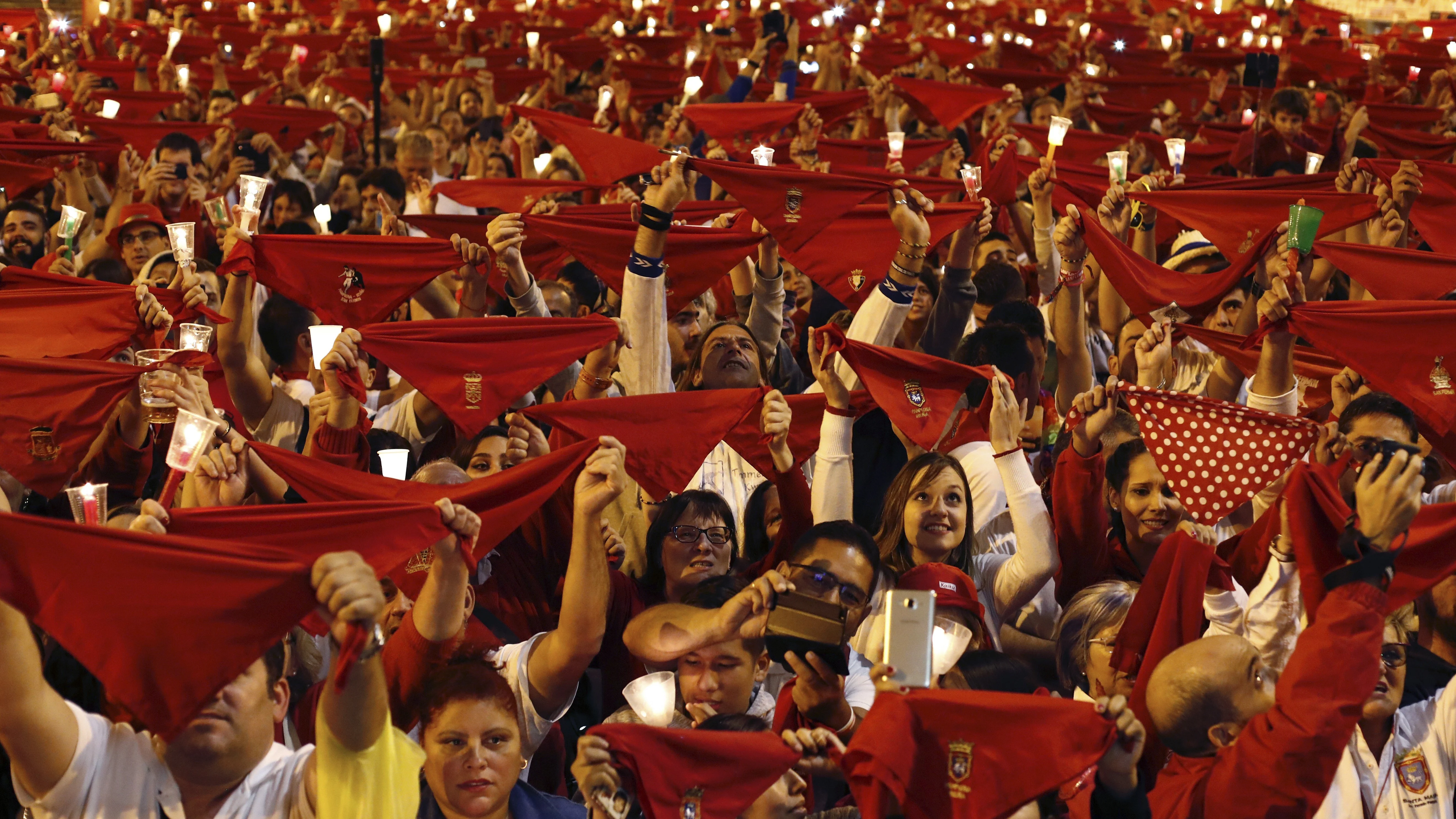 Miles de personas han entonado en diferentes puntos de Pamplona el tradicional "Pobre de mí" 