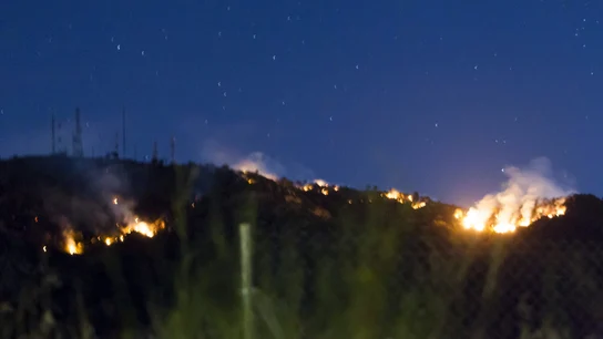 Imagen del incendio forestal declarado ayer en la sierra de Arroyo de Serván (Badajoz) Imagen del incendio forestal declarado ayer en la sierra de Arroyo de Serván (Badajoz)