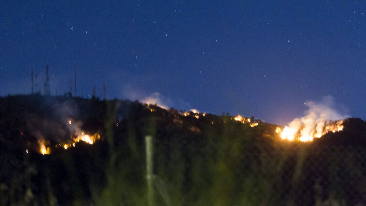 Imagen del incendio forestal declarado ayer en la sierra de Arroyo de Serv&aacute;n (Badajoz)