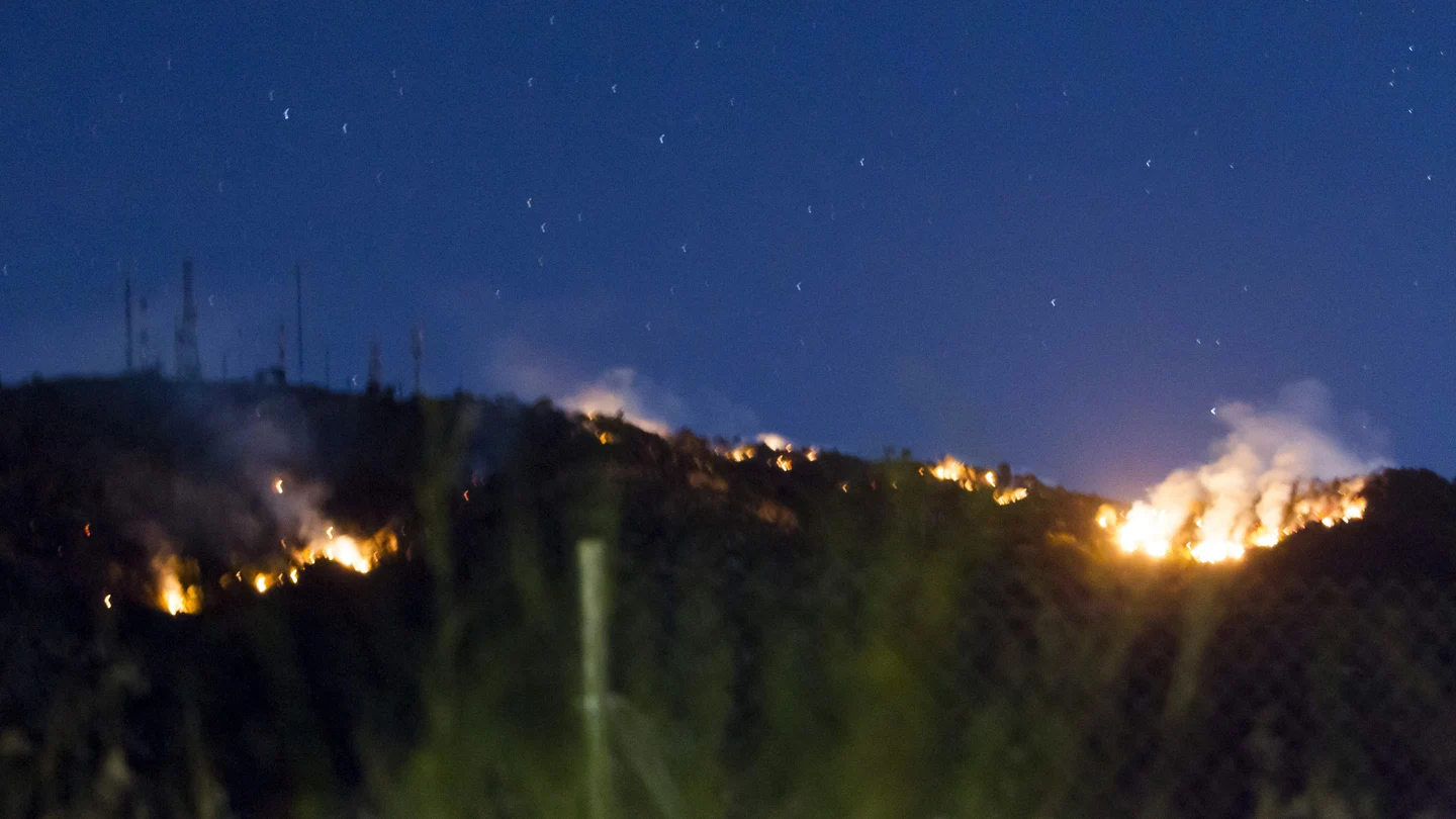 Imagen del incendio forestal declarado ayer en la sierra de Arroyo de Serván (Badajoz) Imagen del incendio forestal declarado ayer en la sierra de Arroyo de Serván (Badajoz)