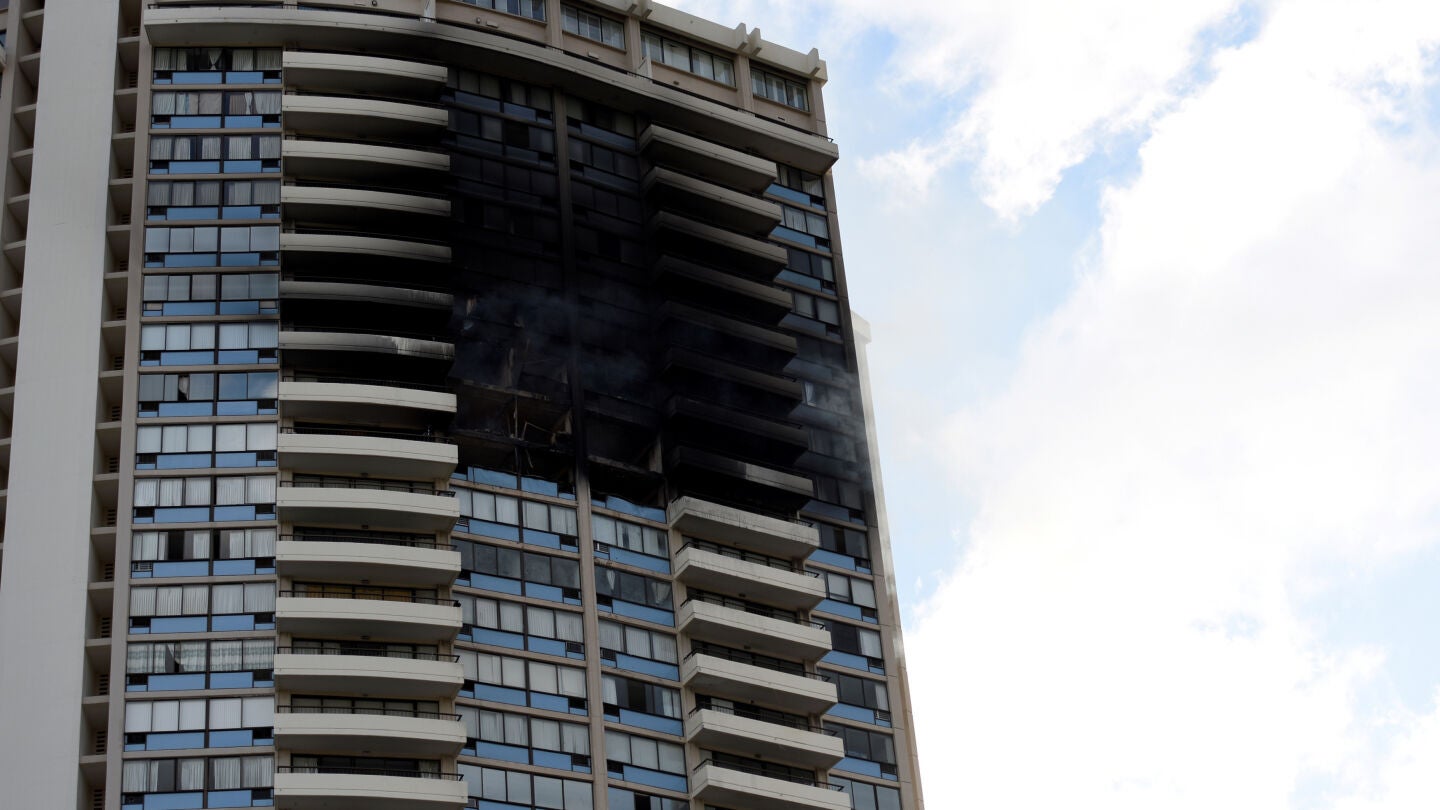 Varios heridos por un incendio en un rascacielos de Honolulu