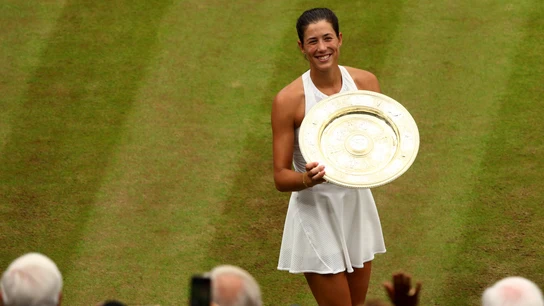 Muguruza sostiene su trofeo de campeona de Wimbledon ante la ovación de la grada Muguruza sostiene su trofeo de campeona de Wimbledon ante la ovación de la grada