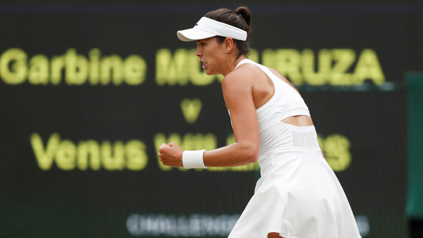 Garbi&ntilde;e Muguruza celebra con el pu&ntilde;o tras ganar el primer set a Venus Williams