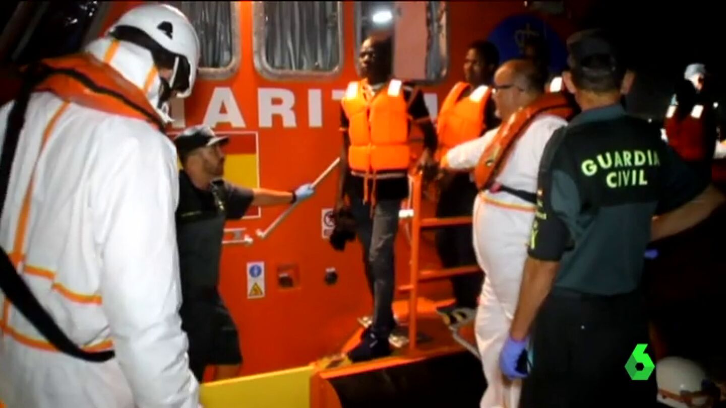 As&iacute; es la patera que lleg&oacute; a Motril, en Granada, con 49 mingrantes abordo rescatados por Salvamento