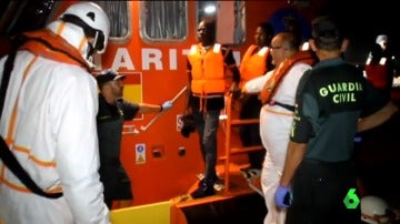 Así es la patera que llegó a Motril, en Granada, con 49 mingrantes abordo rescatados por Salvamento