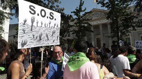 Miembros de unos 100 colectivos por los derechos de las personas migrantes durante la concentración que han protagonizado hoy ante el Congreso para despedir a la Caravana Abriendo Fronteras Miembros de unos 100 colectivos por los derechos de las personas migrantes durante la concentración que han protagonizado hoy ante el Congreso para despedir a la Caravana Abriendo Fronteras