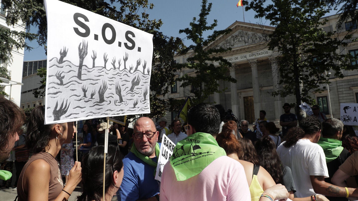 Miembros de unos 100 colectivos por los derechos de las personas migrantes durante la concentraci&oacute;n que han protagonizado hoy ante el Congreso para despedir a la Caravana Abriendo Fronteras