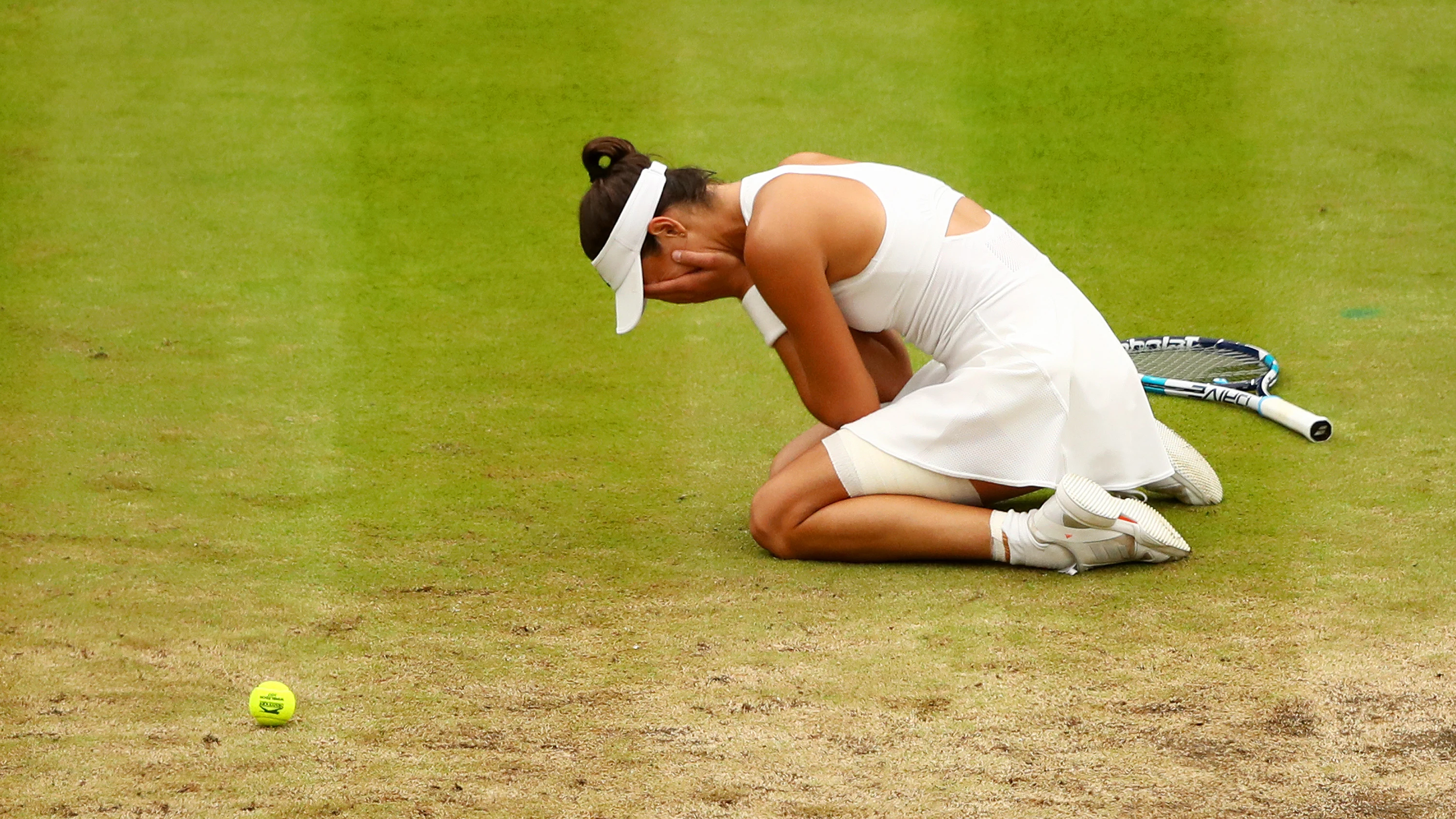 Garbiñe Muguruza llora sobre la pista central de Wimbledon tras ganar la final