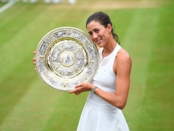 Garbiñe Muguruza posa con su trofeo de campeona de Wimbledon Garbiñe Muguruza posa con su trofeo de campeona de Wimbledon