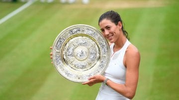 Garbiñe Muguruza posa con su trofeo de campeona de Wimbledon