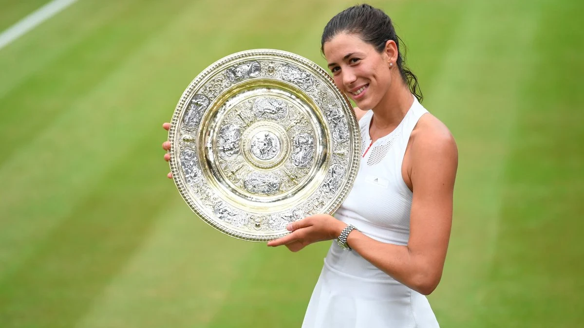 Garbiñe Muguruza posa con su trofeo de campeona de Wimbledon