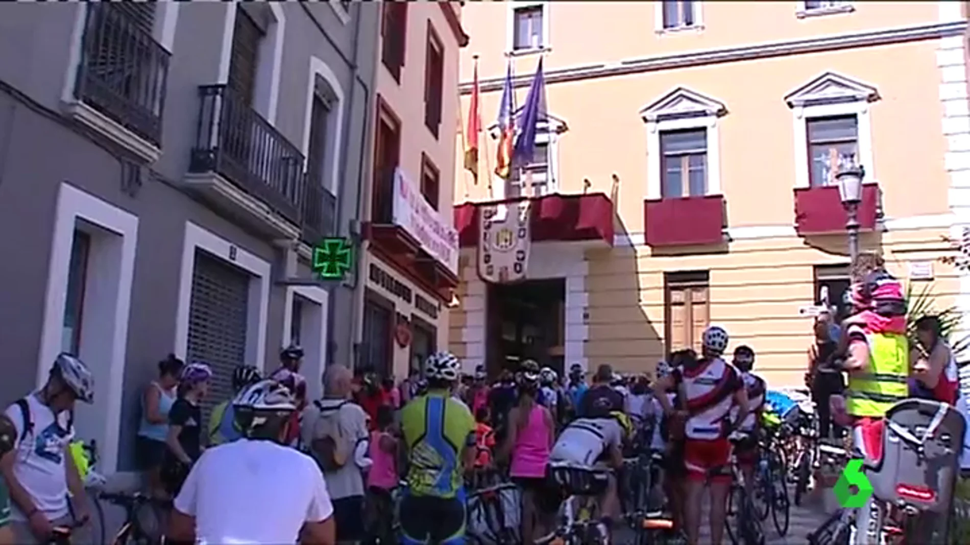 Cientos de ciclistas se concentran frente al Ayuntamiento de Oliva, en Valencia